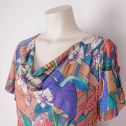 Margot bluse med vandfald krave. g 59cm. som ny (24)