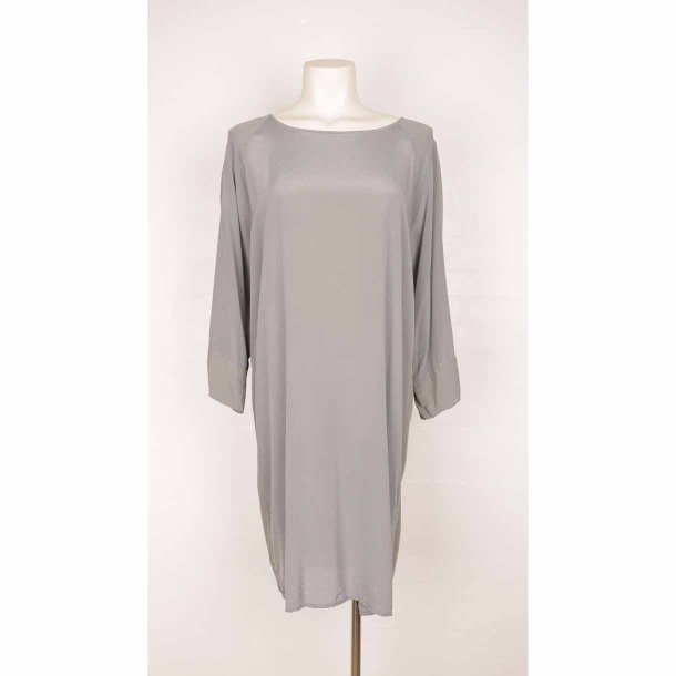 Minimum gr kort kjole 100% silke / viscose 42 (N55)